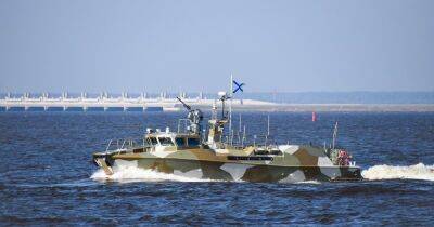 После повреждения мостов в Херсоне россияне используют катера на Днепре, — политолог