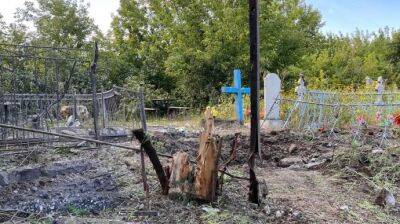 В Сумской области оккупанты уничтожили десяток могил, повредили дома