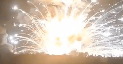 Украинская армия нанесла удар по складу боеприпасов ВС РФ в Снежном (видео)