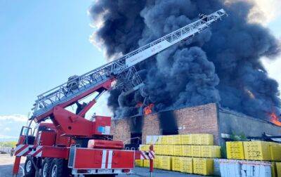 В столице Тувы масштабный пожар - горят склады