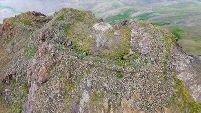 На вершине горы в Турции обнаружена урартская крепость (Фото)