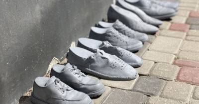 "Шествие живых" и обувь на улицах Цесиса. В Латвии проходят мероприятия памяти жертв геноцида еврейского народа