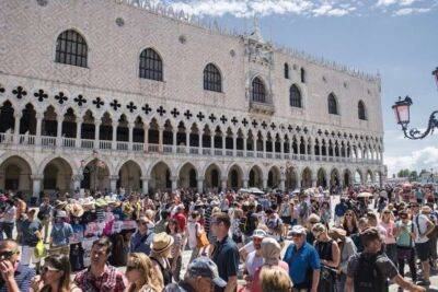 Венеция первой из мировых туристических центров ввела плату за въезд в город