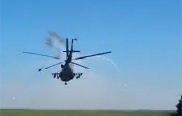 ВСУ показали, как вертолеты Ми-8 ведут огонь по позициям оккупантов