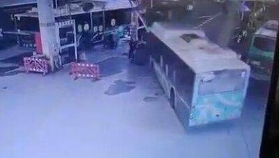 Видео: в автобусном парке Хайфы китайский электробус наехал на рабочих
