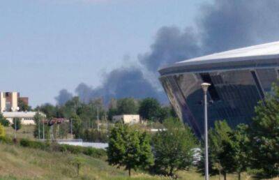 HIMARS в деле: Донецк затянуло черным дымом - точный прилет в склад боеприпасов