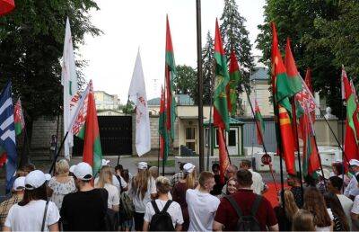 Белорусы вышли на акцию протеста возле посольства США в Минске