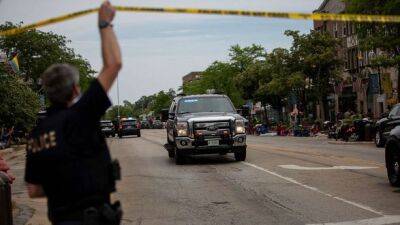 6 человек убиты, 24 серьезно ранены в результате массовой стрельбы на параде в США. Подозреваемый на свободе