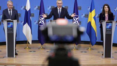 Главы МИД Финляндии и Швеции подписали протоколы о вступлении в НАТО - Столтенберг