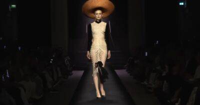 В Schiaparelli показали платье, созданное из 60,5 тыс. жемчужин (видео)