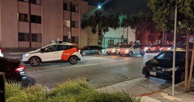 Восстание машин: колонна беспилотных авто заблокировала движение в Сан-Франциско (фото)