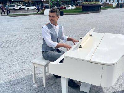 Пианист Хмара показал, во что российские оккупанты в Ирпене превратили рояль, на котором играли Элтон Джон и Кэйко Мацуи