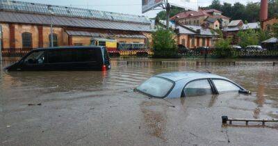 Львов затопило: из-за мощного ливня в городе повреждено более 20 крыш (видео)