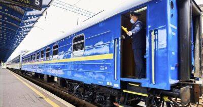 Сдавать билеты не надо: "Укрзалізниця" пускает военнообязанных мужчин в поезда