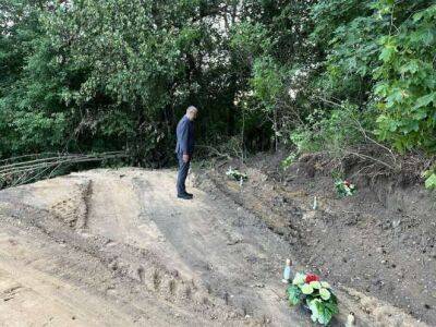 Глава польской дипмиссии в Беларуси посетил разрушенные захоронения в Микулишках