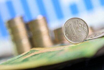 Курс рубля снижается четвертую сессию подряд против доллара и пытается перейти к росту против евро