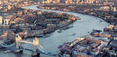 В реке Темзе образовался «остров» из влажных салфеток