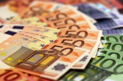 Евро падает до уровня долларового паритета