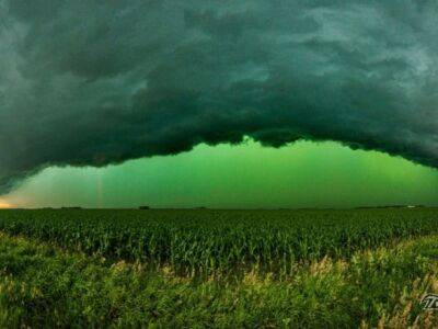 В США шторм окрасил небо в зеленый цвет