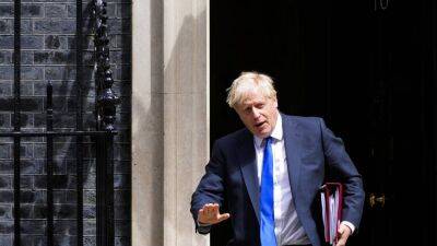 Коллапс в британском правительстве: Джонсон отказывается уходить