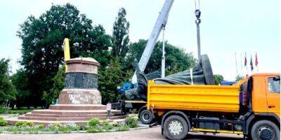 В Переяславе снесли монумент в честь 300-летия «воссоединения» Украины с Россией