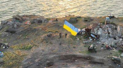 На освобожденном острове Змеиный установили флаг Украины – фото