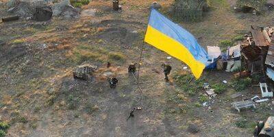 Военные установили флаг Украины на острове Змеиный — фото