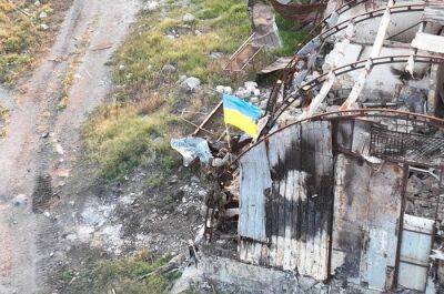 Украинские воины установили флаг Украины на острове Змеиный (фото)