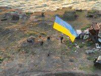 На Змеином наши воины установили украинский флаг
