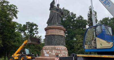 В Переяславе снесли памятник воссоединения Украины с Россией (фото)