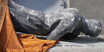 Уцелел. Под завалами Харьковского педуниверситета нашли памятник Григорию Сковороде