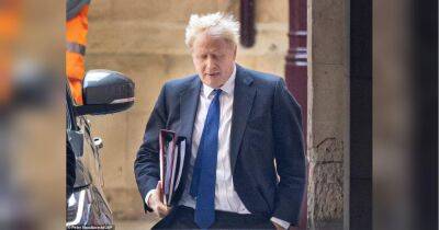 Борис Джонсон продовжує чіплятися за посаду прем'єр-міністра: що відбувається у Британії