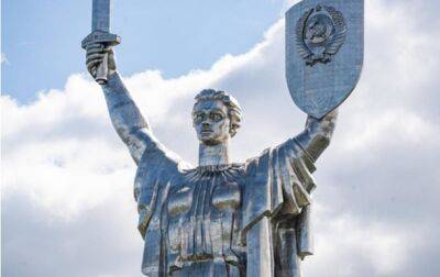 Украинцам предлагают решить, что делать с гербом на монументе Родина-Мать