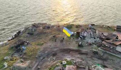 Жирная точка в победе над орками: ВСУ установили украинский флаг на Змеином – яркие кадры