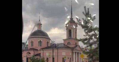 Ударила молния: в Москве горит храм РПЦ на Большой Ордынке (видео)