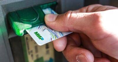 В Сбербанке из-за дефицита начали "выковыривать" чипы из старых банковских карт