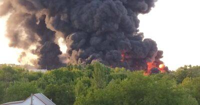 Не прошло и суток: в Кировском районе Донецка снова горит нефтебаза (фото, видео)
