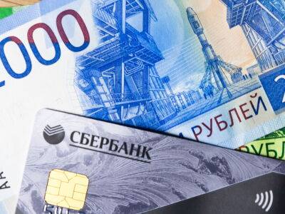 В "Сбербанке" заявили, что из-за дефицита начали выковыривать чипы из неактивированных банковских карт