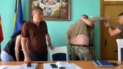 На Одещині на сесії райради чиновники влаштували бійку з нецензурщиною (відео)