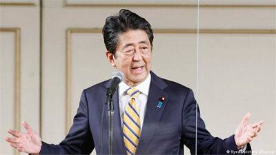 Экс-премьер Японии Абэ доставлен в больницу после покушения - NHK