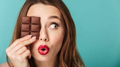 Радость на унитазе: в Израиле выяснили, где предпочитают есть шоколад мужчины и женщины