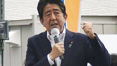Экс-премьер Японии Синдзо Абэ находится между жизнью и смертью