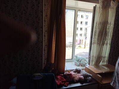 Маленькая девочка выпала из окна второго этажа дома в Твери