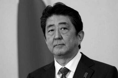 Колишній прем'єр-міністр Японії помер після замаху