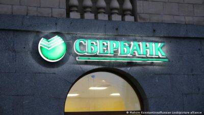 В российском Сбербанке начали "выковыривать" чипы с неактивированных карт