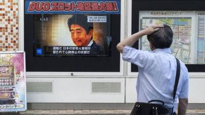 Экс-премьер Японии умер после покушения – СМИ