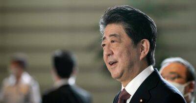 Экс-премьер Японии Синдзо Абэ умер после покушения (фото, видео)