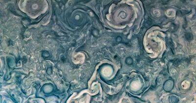 Аппарат Юнона сделал новые снимки облаков Юпитера и его вулканически активной луны (фото)