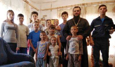 Губернатор Тюменской области подарил дом многодетной семье священника селе Черном