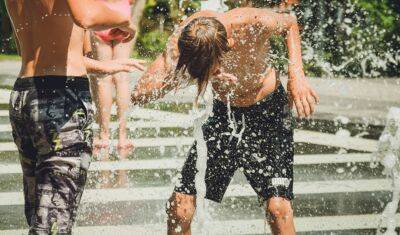 В Тюмени из-за жары школьники купаются в фонтане на Олимпийской